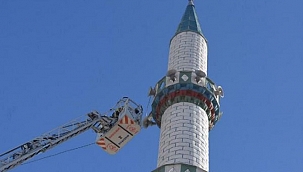 İzmir'deki fırtınada bir caminin minaresinden beton parçaları düştü
