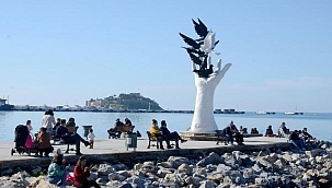 Kuşadası'nda güneşli havayı görenler kısıtlama öncesi sahillere koştu