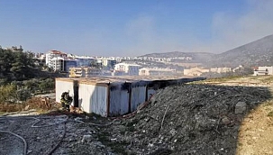 Kuşadası'nda, inşaat alanındaki konteynerlerde yangın