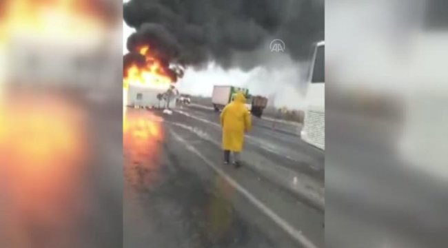 Lastiği patlayan işçi dolmuşu devrilerek alev alev yandı: 7 yaralı