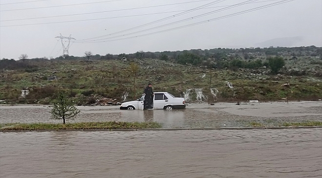 Manisa'da araçlar yolda kaldı