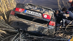 Manisa'da dereye devrilen otomobilin sürücüsü öldü