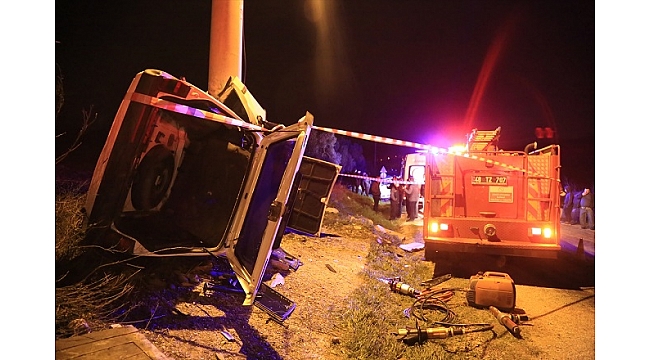 Muğla&#039;da direğe çarpan otomobilin sürücüsü öldü