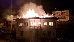 Mutfakta başlayan yangın evi küle döndürdü