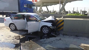 Otomobil otoyol gişelerine çarptı: 2 ölü, 2 yaralı