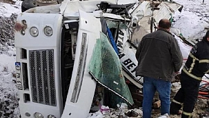 Şarampole devrilen kamyonun sürücüsü yaralandı