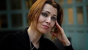 Ünlü yazar Elif Şafak mahkeme tarafından bulunamıyor