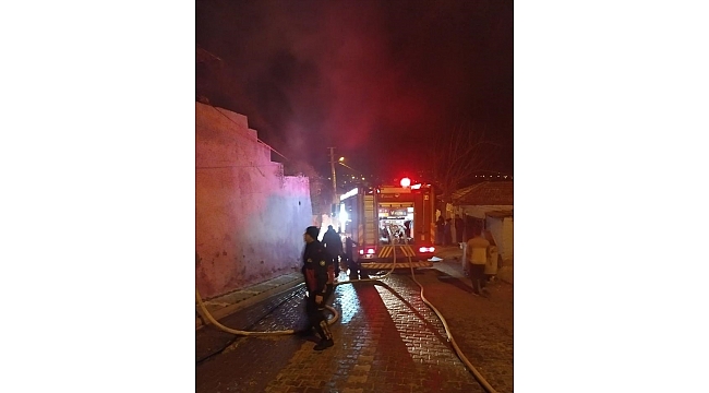 Yangına müdahale eden itfaiye eri darbedildi