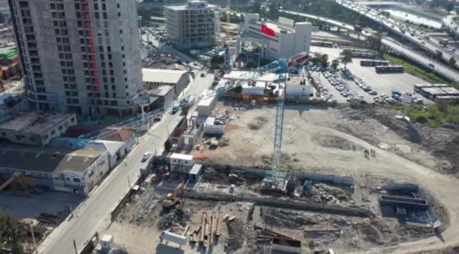 Kadın operatör, İzmir'deki yüksek binalara imzasını atıyor