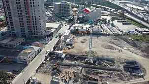 Kadın operatör, İzmir'deki yüksek binalara imzasını atıyor