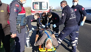 Aydın'da, karşı şeride geçen minibüsteki 3 kişi yaralandı