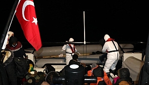 Ayvalık'ta 36 göçmen botları batmak üzereyken kurtarıldı