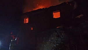 Balıkesir'de iki katlı müstakil ev yandı