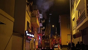 Bir apartmanın çatısında çıkan yangın söndürüldü