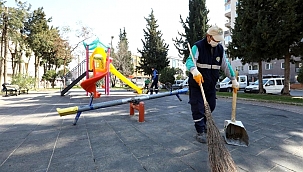 Buca'nın parklarında bahar temizliği