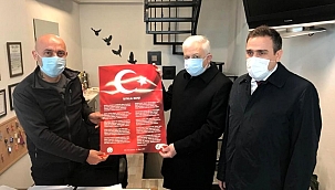 Burhaniye'de kaymakam ve belediye başkanı İstiklal Marşı tablosu dağıttı