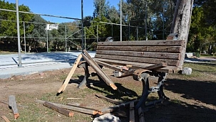 Datça'daki parkta banklar balyozla kırılıp, tahrip edildi