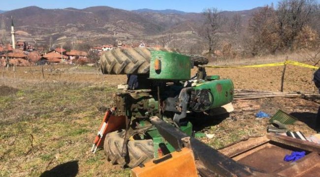 Devrilen traktörünün altında kalp, hayatını kaybetti