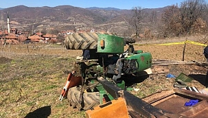 Devrilen traktörünün altında kalp, hayatını kaybetti