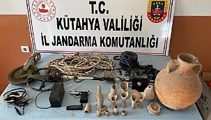 Evlerinin bahçesinde define arayan 2 şüpheli yakalandı