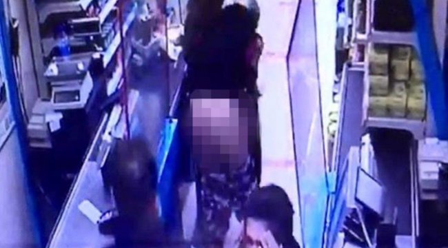 Hırsızlık yapan kadın, yakalanacağını anlayınca çareyi soyunmakta buldu