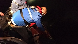 İzmir'de kaçak avlanan kum midyesi ve deniz patlıcanları denize bırakıldı