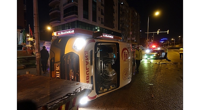 İzmir'de otomobille çarpışan ambulans devrildi: 1 yaralı