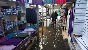 İzmir'de sağanak etkili oldu, iş hanını su bastı