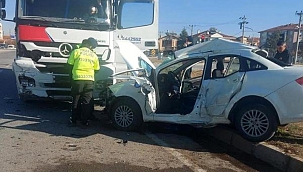 Kamyon ile otomobil çarpıştı; baba yaralandı, oğlu öldü