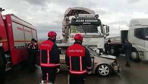 Kamyonla çarpışan otomobilden 3 kişinin cansız bedeni çıkarıldı
