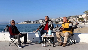 Kuşadası'nda vatandaşlar sahil bandına ve şehir merkezine akın etti