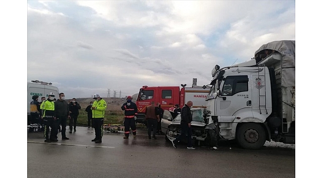 Manisa'da otomobil ile kamyon çarpıştı: 4 ölü
