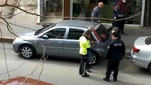 Otomobilden atılan oyuncak tabanca polisi harekete geçirdi