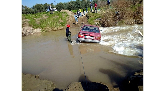 Otomobille çaydan geçerken mahsur kalan 2 kişi kurtarıldı
