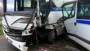 Salihli'de işçi servis minibüsleri çarpıştı: 10 yaralı