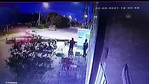 Seyir halindeki otomobilin üstüne reklam panosu düştü