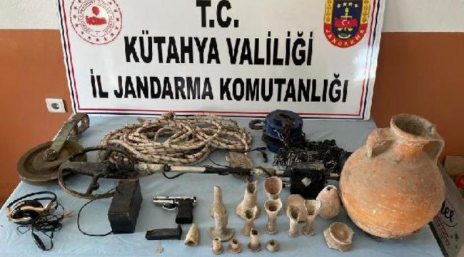 Son dakika haberi... Evlerinin bahçesinde define arayan 2 şüpheli yakalandı