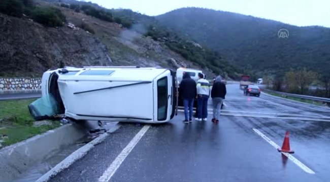 Son dakika haberi! Minibüs devrildi: 3 yaralı