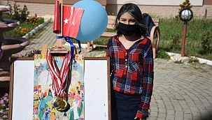 23 Nisan için logo tasarlayan Simay'a AK Parti'den ziyaret