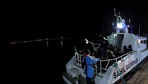 Ayvalık'ta, lastik bottaki 34 kaçak göçmen kurtarıldı