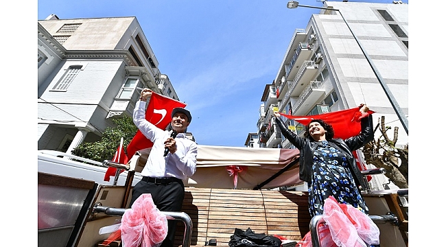 Başkan Soyer İzmirlileri otobüs üzerinden selamladı