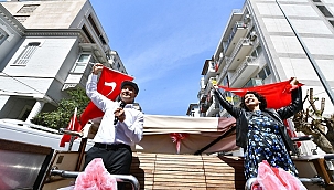 Başkan Soyer İzmirlileri otobüs üzerinden selamladı
