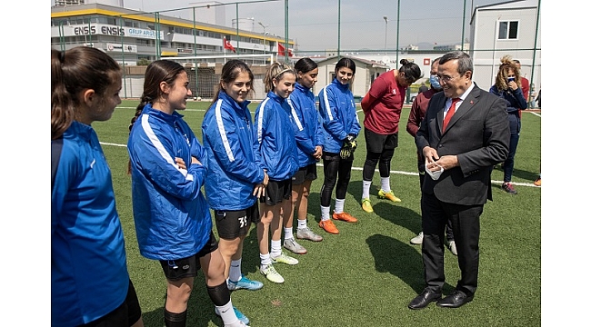 Batur’dan kadın futbolculara moral ziyareti