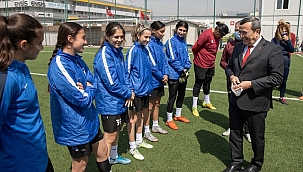Batur’dan kadın futbolculara moral ziyareti