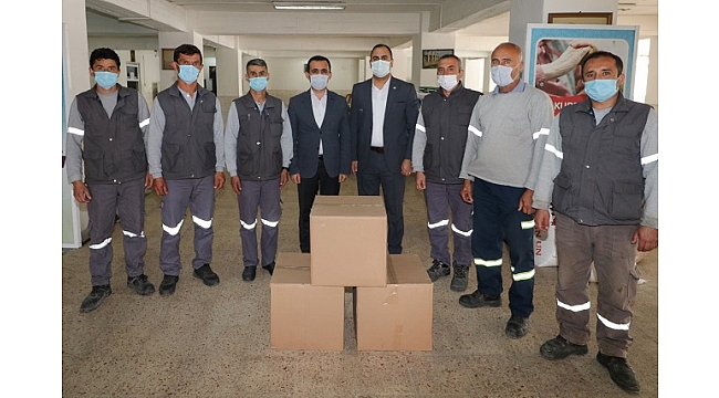 Bergama Belediyesi TİS sözleşmesi olmayan işçilerine gıda yardımı yaptı