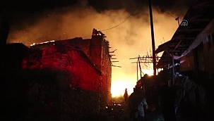 Çıkan yangında 2 ev, 1 ahır kullanılamaz hale geldi