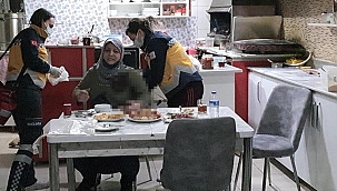 Gözü dönmüş adam, eski karısını iftar masasında göğsünden bıçakladı