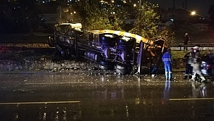 İzmir'de beton mikseri devrildi
