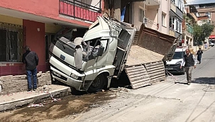 İzmir'de bir deponun ardından da apartmanın duvarına çarpan kamyonun şoförü yaralandı