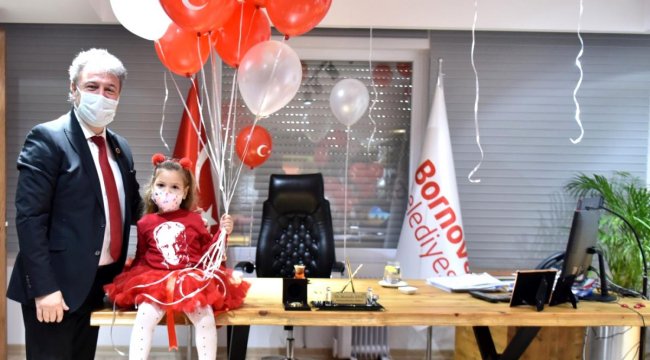 İzmir depreminin simge ismi Ayda, Bornova Belediye Başkanlığı makamına oturdu